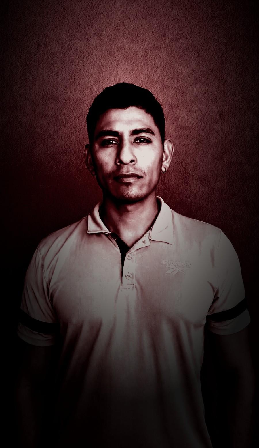 Retrato de Memo Zayas, entrenador personal, con la mirada al frente